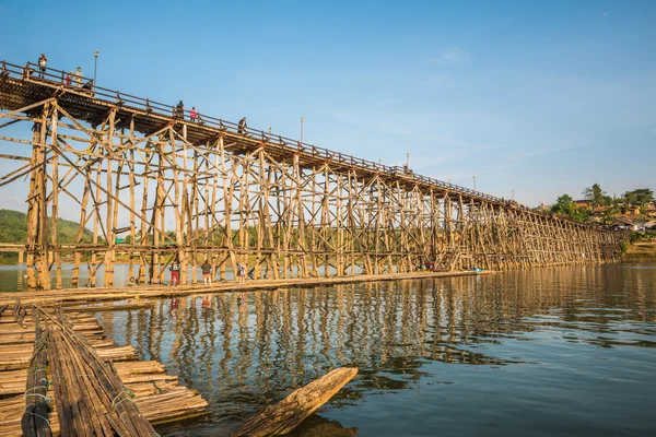 Pont en bois (pont Mon) dans le district de Sangkhlaburi, Kanchanabur — Photo