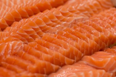 Taze somon suşi dilimlenmiş