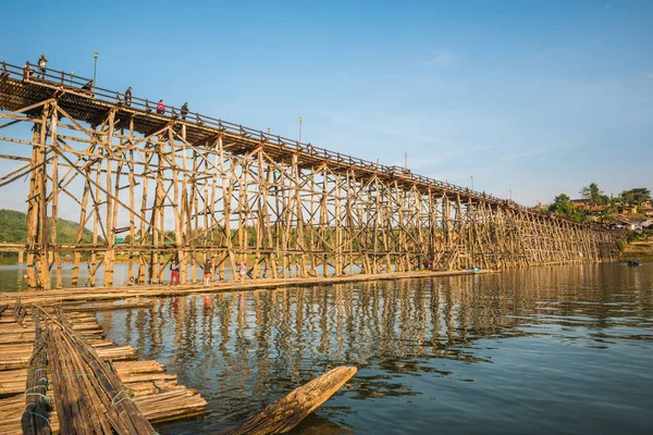 Ponte de madeira (Ponte Mon) no distrito de Sangkhlaburi, Kanchanabur — Fotografia de Stock
