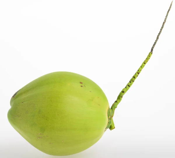 Fruta de coco jovem tailandesa verde no fundo branco . — Fotografia de Stock