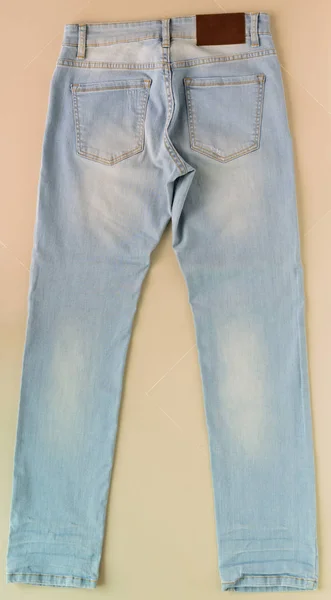 Блакитні джинси на фоні підлоги — стокове фото