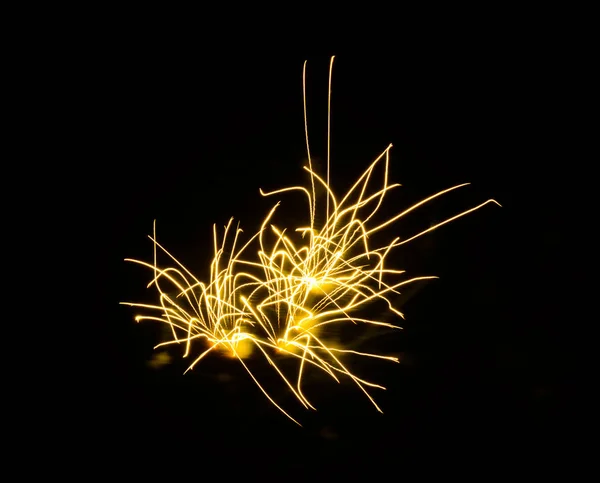 ดอกไม้ไฟในเวลากลางคืน — ภาพถ่ายสต็อก