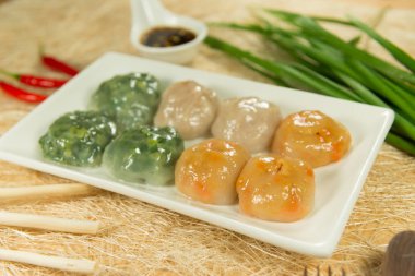 Buharda pişmiş hamur tatlısı sarımsak Chives ve Taro ve bambu ile doldurulmuş 