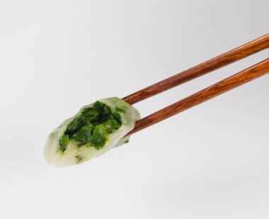 Buharda pişmiş hamur tatlısı sarımsak Chives ve Taro ve bambu ile doldurulmuş 