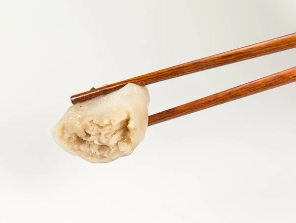 Buharda pişmiş hamur tatlısı sarımsak Chives ve Taro ve bambu ile doldurulmuş — Stok fotoğraf