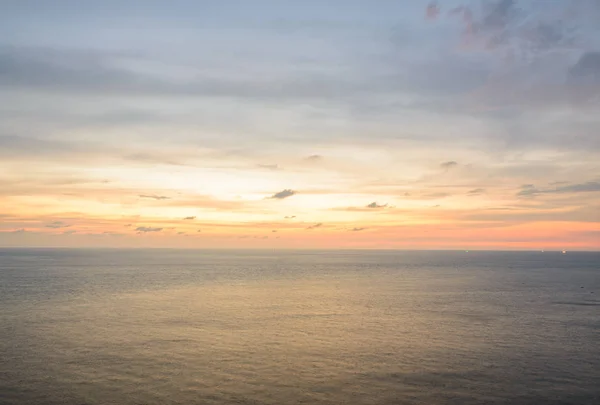 Schöner sonnenaufgang unter wasser auf phuket, thailand — Stockfoto