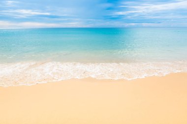 Kum ve tropikal Beach Phuket Tayland adlı okyanusta