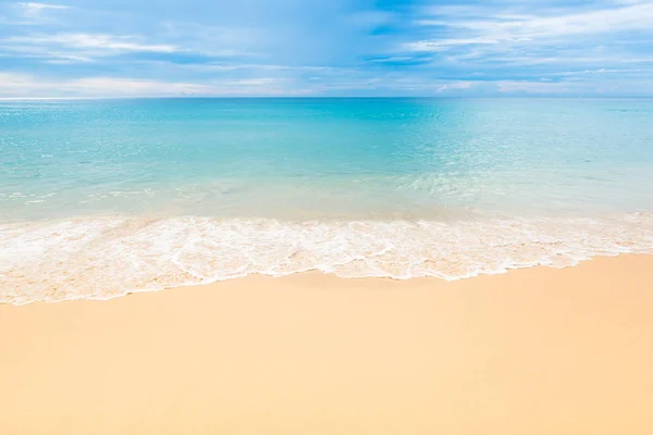 沙子和海洋在泰国普吉岛的热带海滩上 — 图库照片