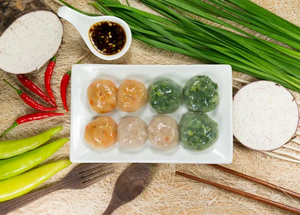 蒸的饺子塞满了韭菜和芋头和竹 — 图库照片