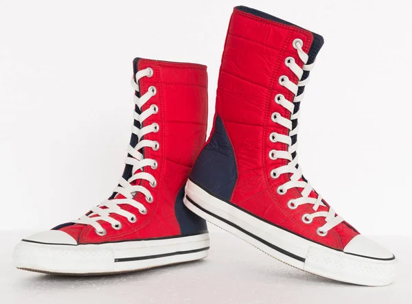 Stylu Vintage buty trampki w kolorze czerwonym i niebieskim na whi — Zdjęcie stockowe