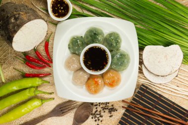 Buharda pişmiş hamur tatlısı sarımsak Chives ve Taro ve bambu ile doldurulmuş 