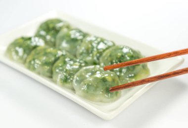 Buharda pişmiş hamur tatlısı sarımsak Chives ve Taro ve bambu ile doldurulmuş 