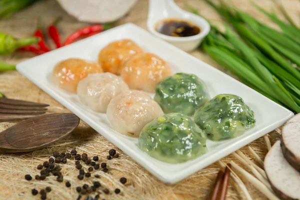 Dampet Dumpling fyldt med hvidløg purløg og Taro og bambus - Stock-foto