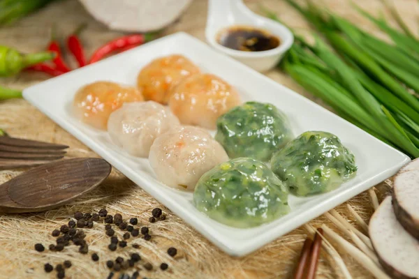 Gedämpfte Knödel gefüllt mit Knoblauch Schnittlauch und Taro und Bambus — Stockfoto