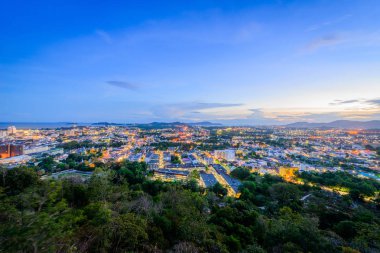 Ateş, gece Phuket provinc şehirde Khao Rang Phuket bakış açısı