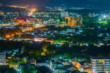 Ateş, gece Phuket provinc şehirde Khao Rang Phuket bakış açısı