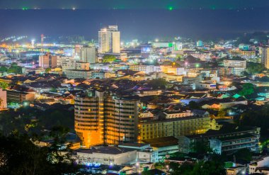 Ateş, gece Phuket provinc şehirde Khao Rang Phuket bakış açısı