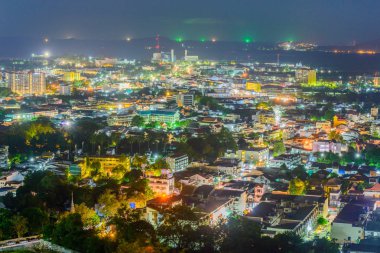 Ateş, gece Phuket provinc şehirde Khao Rang Phuket bakış açısı