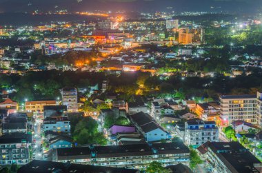 Ateş, gece Phuket provinc şehirde Khao Rang Phuket bakış açısı