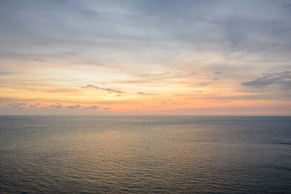 Prachtige zonsopgang onder water van de zee in phuket, Thailand — Stockfoto