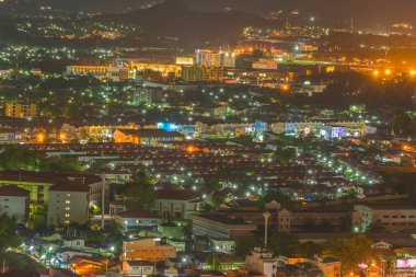 Ateş, gece Phuket provinc şehirde Khao Rang Phuket bakış açısı