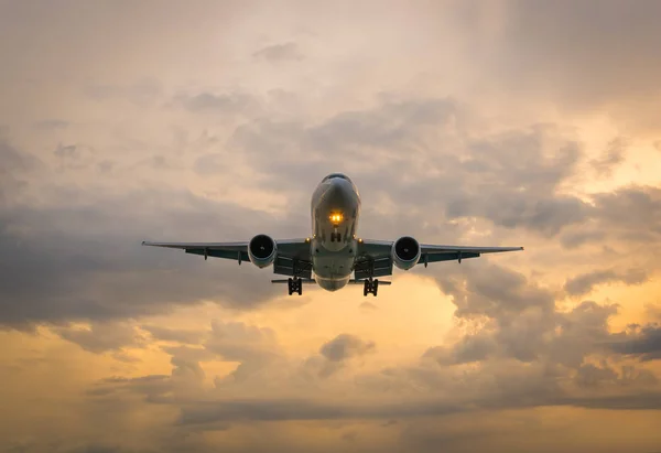 Sonnenuntergangslandschaft mit Flugzeug am Nai Yang Strand, Provinz Phuket — Stockfoto