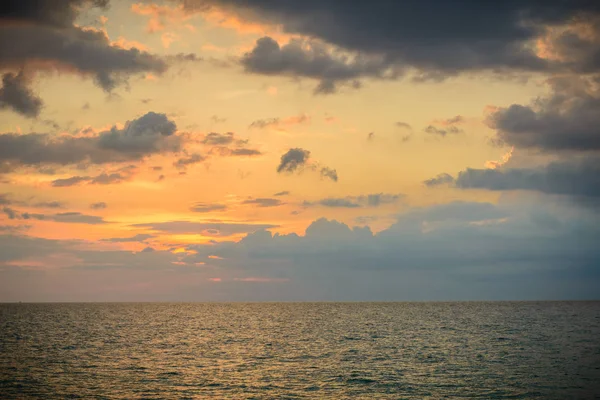 Punto de vista del paisaje de Phuket en la playa de Surin — Foto de Stock