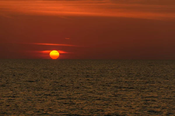 Landscape of sunset with at Nai Yang Beach, Phuket Province, Tha — Stock Photo, Image