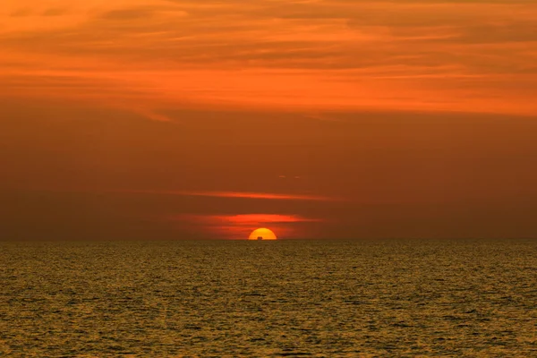 Paisagem do pôr do sol com em Nai Yang Beach, Província de Phuket, Tha — Fotografia de Stock