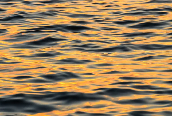 O efeito das ondas de água na hora do pôr do sol — Fotografia de Stock
