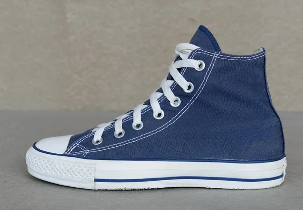 Stylu Vintage sport niebieskie buty na szarym tle — Zdjęcie stockowe