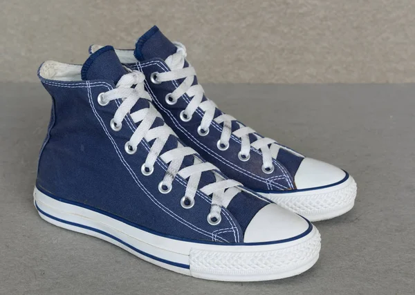 Stylu Vintage sport niebieskie buty na szarym tle — Zdjęcie stockowe