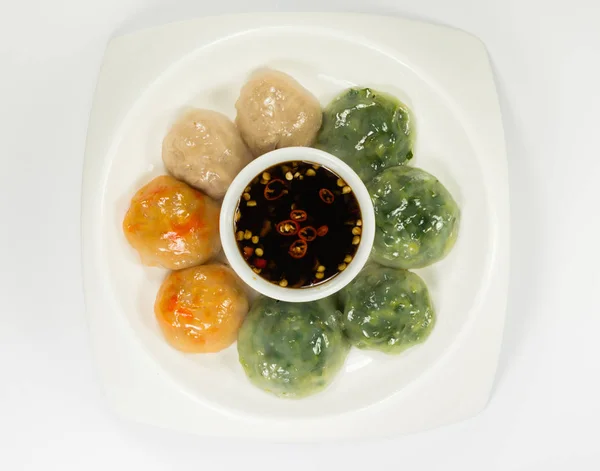 蒸的饺子塞满了韭菜和芋头和竹 — 图库照片