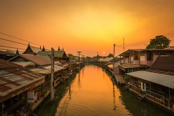 Voyage Amphawa Village flottant du marché au coucher du soleil, Samut Songkhr — Photo