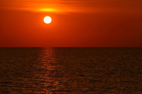 Paisagem do pôr do sol com em Nai Yang Beach, Província de Phuket, Tha — Fotografia de Stock