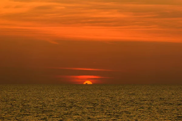 Landschap van zonsondergang met in Nai Yang Beach, Phuket de provincie, Tha — Stockfoto