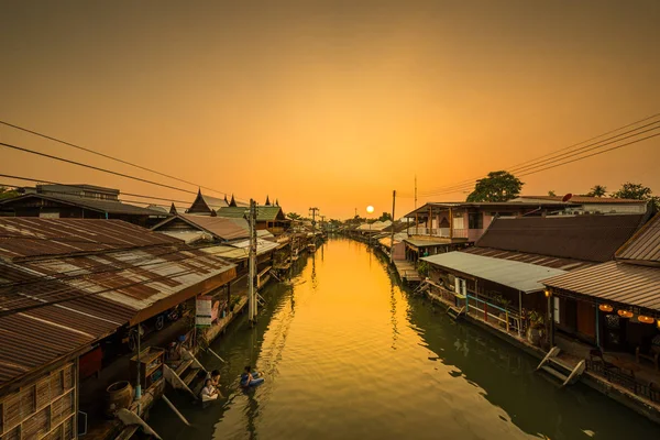 Viagens Amphawa Floating market village at sunset, Samut Songkhr — Fotografia de Stock