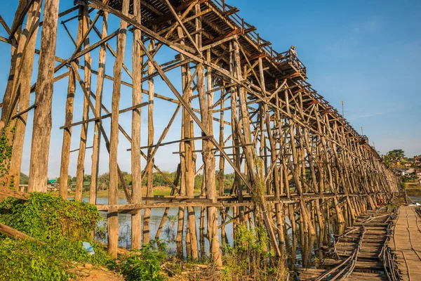 Pont en bois (pont Mon) dans le district de Sangkhlaburi, Kanchanabur — Photo