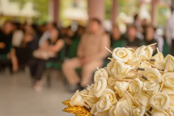 Sandal ağacı çiçek ya da yapay çiçekler ya da ahşap yakma flowe