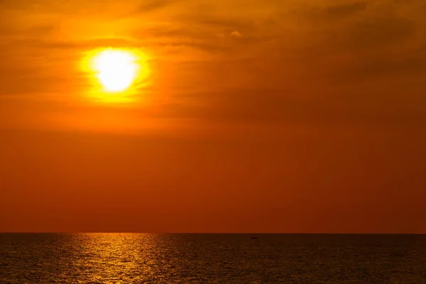 Paisagem do pôr do sol com em Nai Yang Beach, Província de Phuket, Tha — Fotografia de Stock