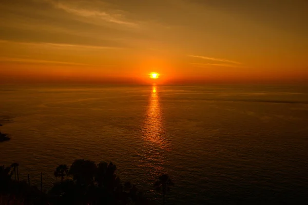 Promthep cape, el lugar icónico para ver la puesta de sol en Phuket, Tailandia —  Fotos de Stock