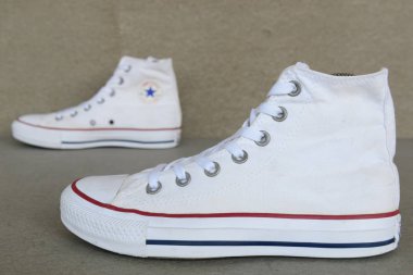 Spor beyaz spor ayakkabı ayakkabı beyaz arka plan üzerinde Vintage tarzı