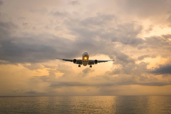 Landscape of sunset with Plane at Nai Yang Beach, Phuket Provinc — Stock Photo, Image