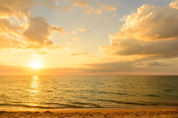 Punto de vista del paisaje de Phuket en la playa de Surin —  Fotos de Stock