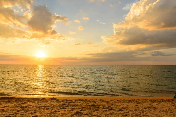 Punto de vista del paisaje de Phuket en la playa de Surin — Foto de Stock