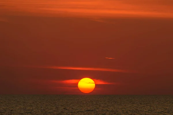 Landschaft des Sonnenuntergangs mit am Nai Yang Strand, Provinz Phuket, tha — Stockfoto