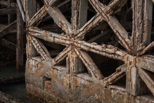 Gewapend beton hebben gebarsten en roestig in staalstructuur in — Stockfoto