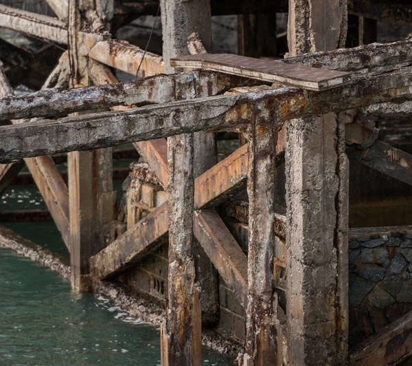 Gewapend beton hebben gebarsten en roestig in staalstructuur in — Stockfoto