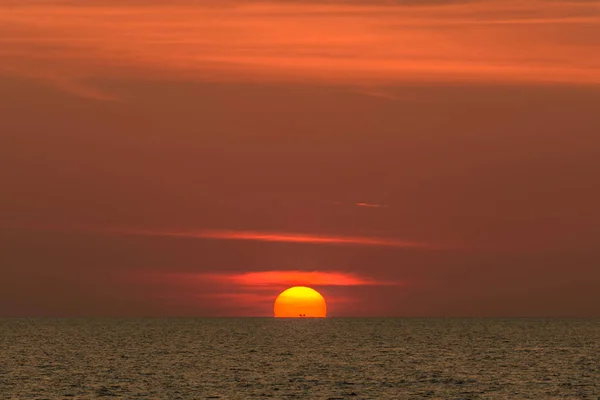 Landscape of sunset with at Nai Yang Beach, Phuket Province, Tha — Stock Photo, Image