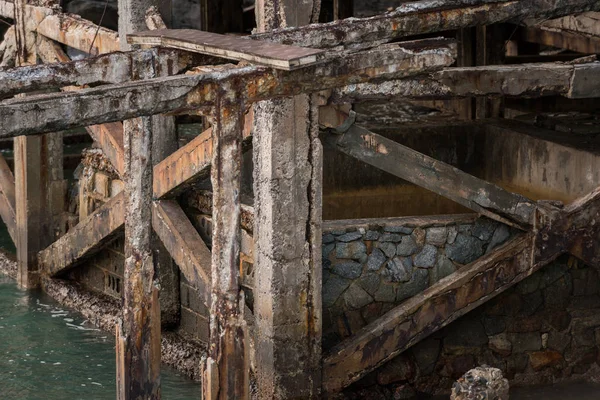 Gewapend beton hebben gebarsten en roestig in staalstructuur in — Stockfoto